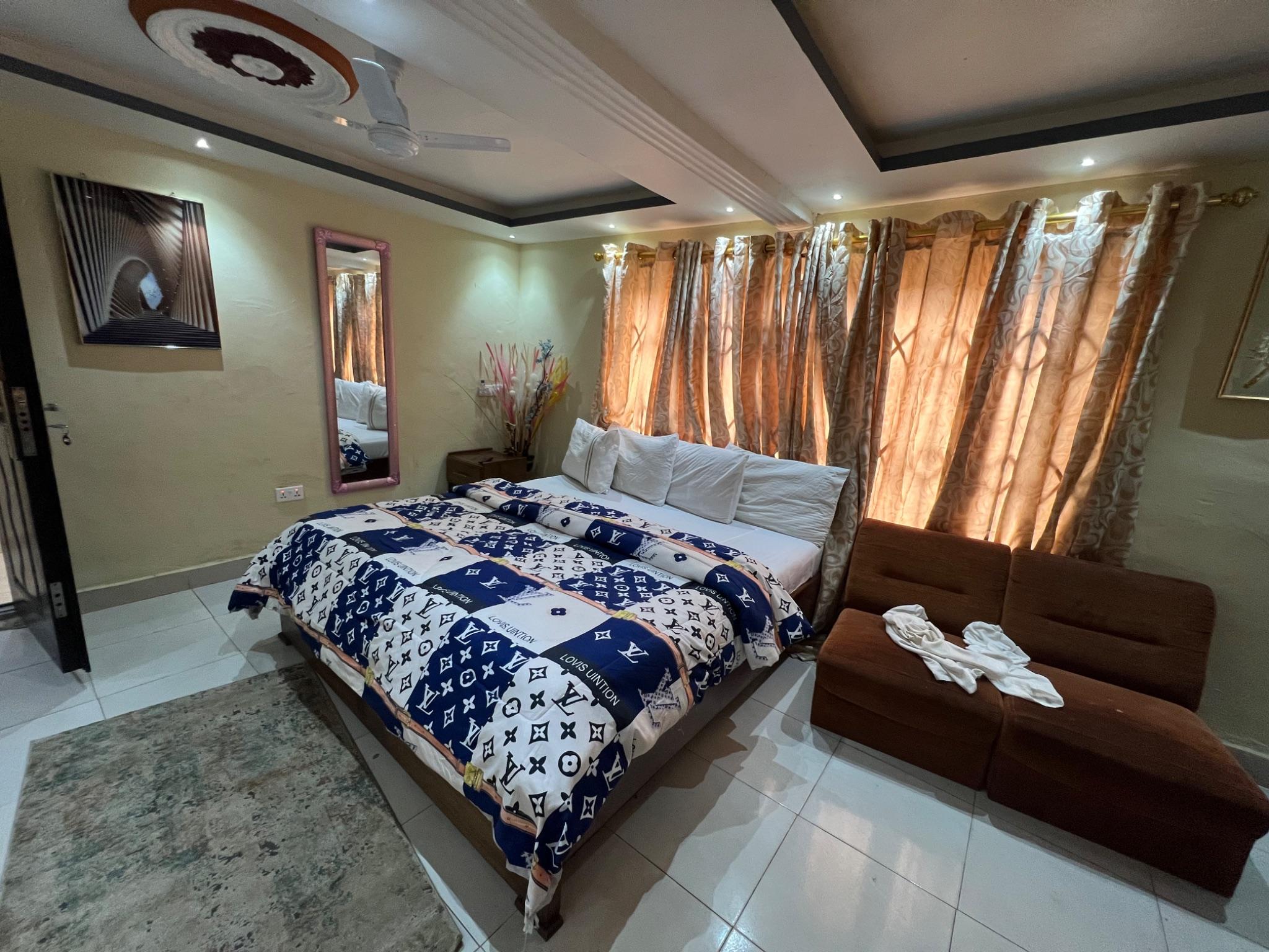 Palatial  Executive Suite – Modern Hotel, Ahwiaa, Kumasi photo 2
