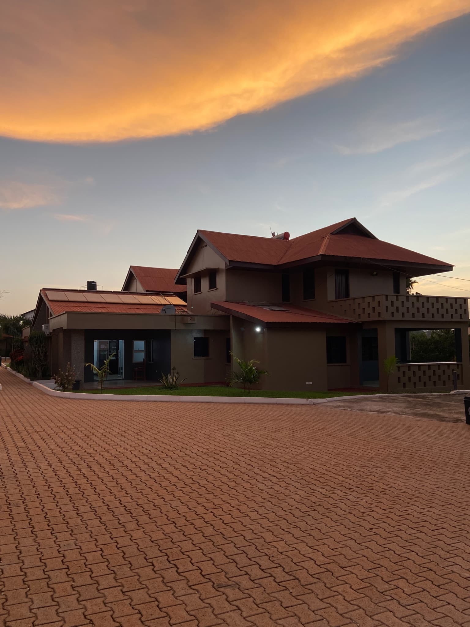 Radiant Standard Suite - Le Domaine Apartments Odeneho-Kwadaso 