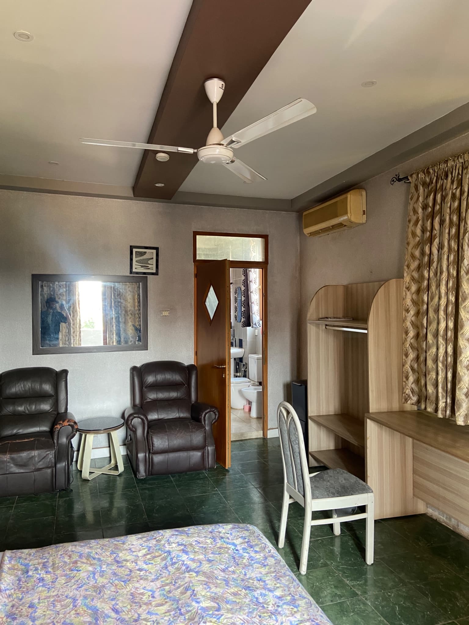 Elegant Executive Suite - Zara’s Pride Hotel at Fawoade  photo 5